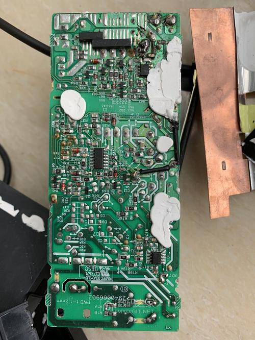 帮同伙买了一条12.6V的电源摔几回外壳裂了干脆拆开看看内部结构_电源_插头 帮同伙买了一条12.6V的电源摔几回外壳裂了干脆拆开看看内部结构_电源_插头 科学