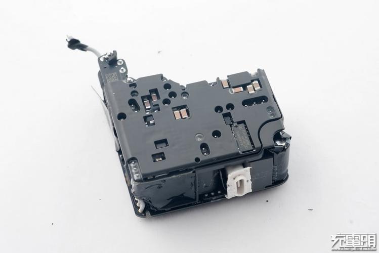 苹果新款30W PD充电器拆解看了这内部设计苹果你静静变了_充电器_苹果 苹果新款30W PD充电器拆解看了这内部设计苹果你静静变了_充电器_苹果 通讯