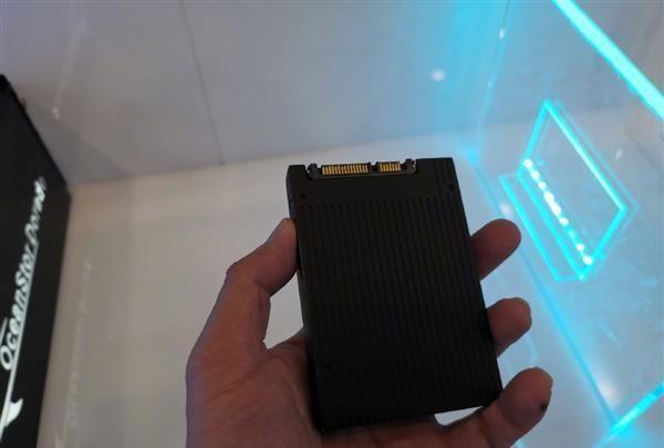 华为32TB PCIe固态硬盘曝光：自研主控_华为_的是 华为32TB PCIe固态硬盘曝光：自研主控_华为_的是 互联网