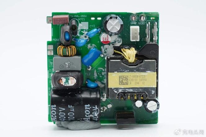 梅花接口防触电长条机身省空间欧陆通65W USB-C笔电适配器拆解_电容_散热片 梅花接口防触电长条机身省空间欧陆通65W USB-C笔电适配器拆解_电容_散热片 互联网