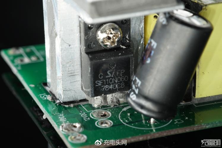 青米和智米同时出了一款车载逆变器 为了搞清楚哪款好我们都拆了_逆变器_的是 科学 青米和智米同时出了一款车载逆变器 为了搞清楚哪款好我们都拆了_逆变器_的是 青米和智米同时出了一款车载逆变器 为了搞清楚哪款好我们都拆了_逆变器_的是 科学